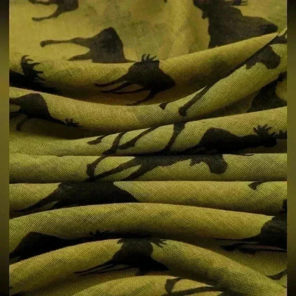Oblong green moose scarf ! Large for wrapping.‎ This is a unisex beauty ! NWOT - Picture 2 of 6